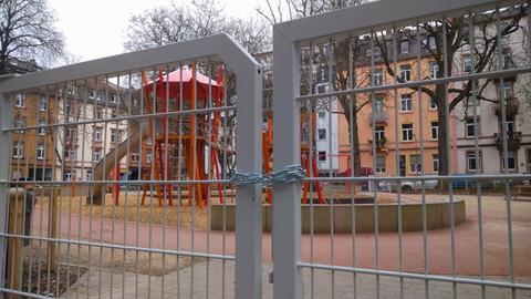 Ein gesperrter Spielplatz in Frankfurt-Bockenheim. Um die Verbreitung des Virus eindämmen zu können, gelten seit Mittwoch für das öffentliche Leben weitere Einschränkungen. Kneipen, Kinos, Theater und viele Läden müssen schließen. Auch Zoos, Freizeitparks, Sport- und viele Spielplätze sind dicht. Ausgenommen sind nur Lebensmittelläden, Banken, Apotheken, Drogerien und viele Lieferdienste.