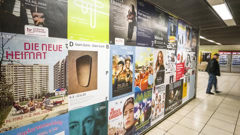 Plakate weisen an der Hauptwache in der Frankfurter Innenstadt auf zahlreiche Kulturveranstaltungen hin, die zur Zeit entweder nicht geöffnet sind, oder ganz ausfallen müssen.