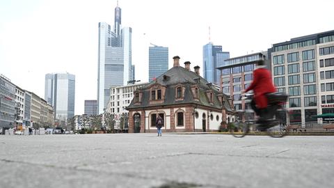 Nur wenige Menschen sind am Dienstagmorgen auf der Frankfurter Hauptwache zu sehen. 