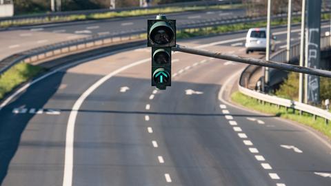 Leere Straßen: Nur spärlicher Verkehr fließt am Morgen auf der Friedberger Landstraße in Richtung Innenstadt. Normalerweise herrscht hier um diese Zeit dichter Berufsverkehr. 