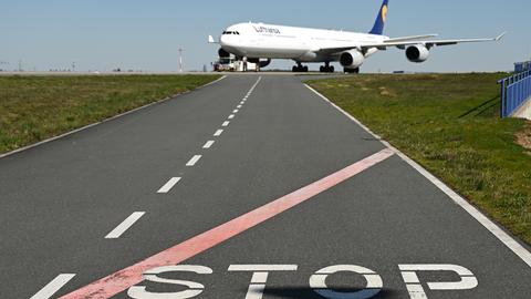 Parkplatz für gestrandete Flugzeuge: Am Montag ist am Frankfurter Flughafen die Nordwestlandebahn gesperrt worden. Die Lufhansa stellt dort ihre Maschinen ab. Die Fluggesellschaft hatte ihr Flugprogramm wegen der Corona-Krise zusammengestrichen. Bis 19. April bleiben rund 700 von 763 Flugzeuge des Konzerns vorläufig am Boden. 