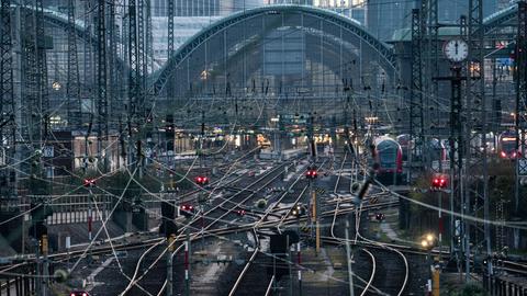 Wenig los ist am Morgen auf den Gleisen des Frankfurter Hauptbahnhofs. 