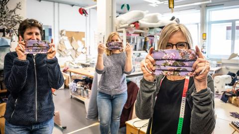 Mitarbeiter vom "Cariteam" der Caritas Frankfurt haben auskochbare Masken aus bunten Baumwollstoffen genäht. Diese werden zum Beispiel dringend in der Altenpflege benötigt. Normalerweise können im "Cariteam" Langzeitarbeitslose, Asylbewerber oder Geflüchtete berufliche Erfahrungen sammeln. 