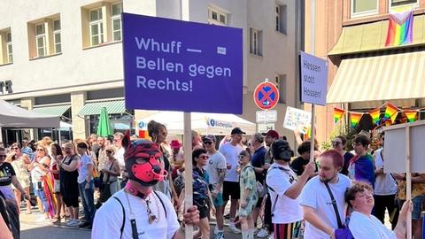 Bild von der CSD-Parade - bunt gekleidete Menschen ziehen durch die Frankfurter Innenstadt.