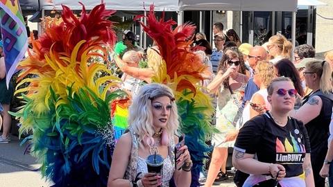 Bild von der CSD-Parade - bunt gekleidete Menschen ziehen durch die Frankfurter Innenstadt.