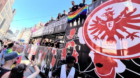 Bild von der Parade des CSD - bunt angezogene Menschen laufen durch die Innenstadt von Frankfurt.