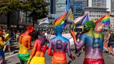 Bild von der CSD-Parade - bunt gekleidete Menschen ziehen durch die Frankfurter Innenstadt.