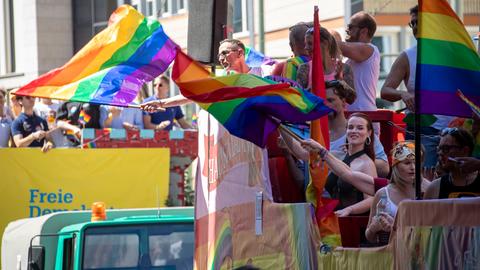 Bild von der Parade des CSD - bunt angezogene Menschen laufen durch die Innenstadt von Frankfurt.