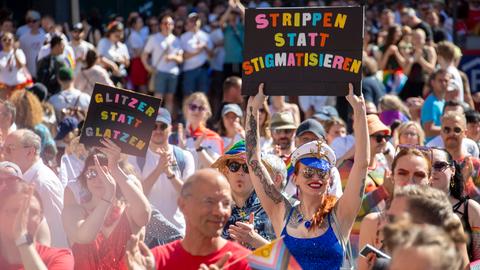 Bild von der Parade des CSD - bunt angezogene Menschen laufen durch die Innenstadt von Frankfurt.