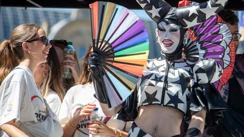 Bild von der Parade des CSD - bunt angezogene Menschen laufen durch die Innenstadt von Frankfurt.