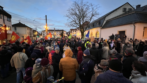 Hunderte Demonstranten auf der Straße