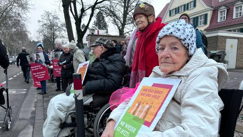 Bewohner eines Altenzentrums in Darmstadt mit Plakaten