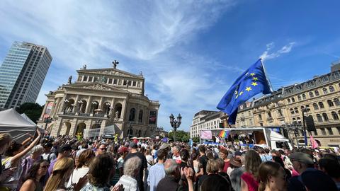 Demonstranten mit Europafahnen auf dem Frankfurter Opernplatz