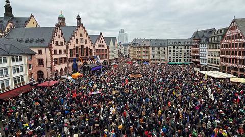 Tausende Menschen demonstreiren am Frankfurter Römerberg gegen den Rechtsruck. 