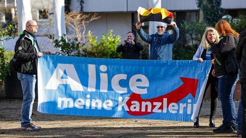 AfD-Anhänger halten Banner mit Aufschrift: "Alice meine Kanzlerin"