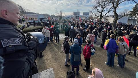 Demonstrierende auf dem Georg-Büchner-Platz in Darmstadt