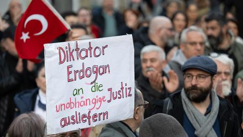 Demonstranten mit Transparent mit der Aufschrift "Diktator Erdogan an die unabhängige Justoz ausliefern" 