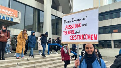 Demonstrant mit Schild: Meine Chancen auf Ausbildung und Teilhabe sind gestri(e)chen