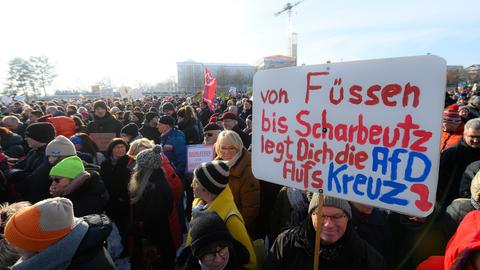 Die Teilnehmenden haben auch selbst gestaltete Plakate mitgebracht.