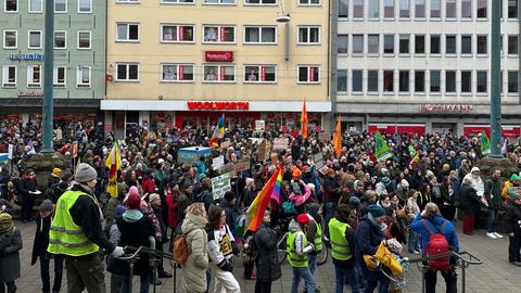 Menschen laufen und halten dabei Klima-Plakate und Fahnen.