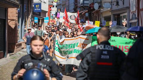 Demonstranten und Polizisten zwischen Marburger Fachwerkhäusern