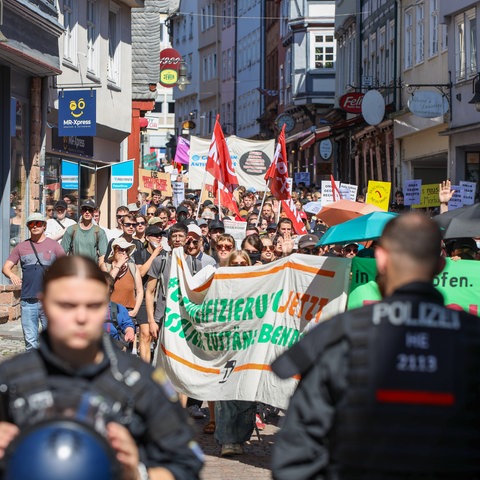 Demonstranten und Polizei zwischen Marburger Fachwerkhäusern