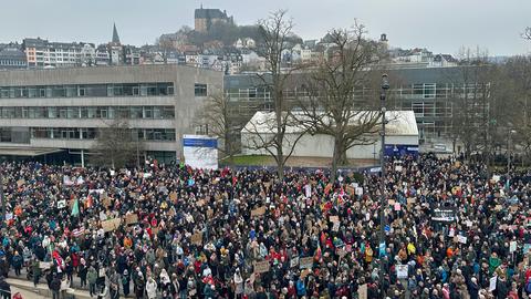 Menschentraube in Marburg mit Plakaten.