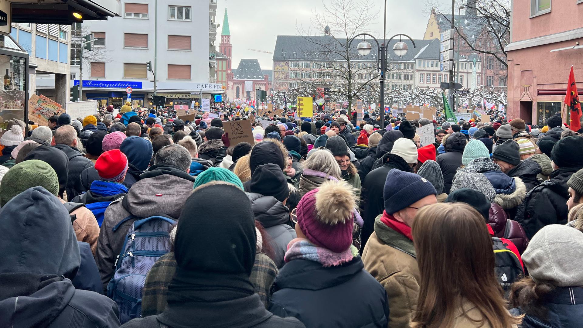 Protest Gegen Rechts: Die Frankfurter Innenstadt Ist Voll - Video ...