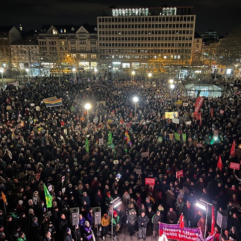 Menschenmassen mit Plakaten auf dem Dernschen Gelände in Wiesbaden