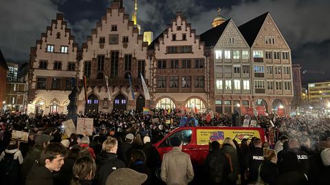 Demonstrierende Menschen auf dem Römer