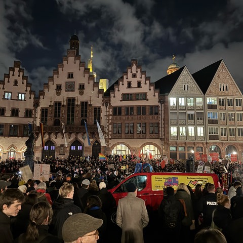 Demonstrierende Menschen auf dem Römer