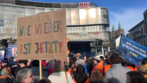 Demonstranten in Kassel. Auf einem Plakat ist zu lesen: Nie wieder ist jetzt