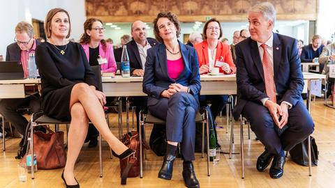 Die Bewerberinnen und Bewerber um das EKHN-Präsidentenamt: Henriette Crüwell, Christiane Tietz, Martin Mencke (v.l.)