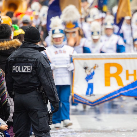 Ein Polizist beobachtet den Umzug in der Frankfurter Innenstadt.