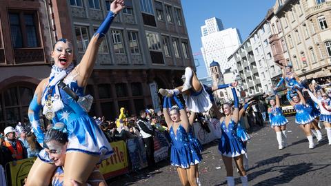 Tanzgruppe beim Fastnachtszug am Römerberg in Frankfurt