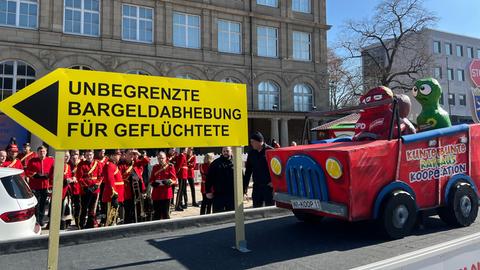 Motivwagen mit satirischer Darstellung zur Wiesbadener Kommunalpolitik