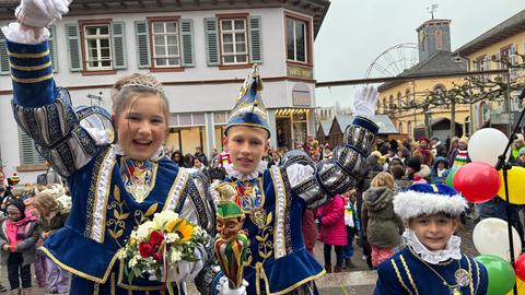 Auf dem Dieburger Festplatz wurde das Kinder-Prinzenpaar von Kita-Kindern begrüßt.