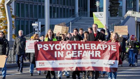 Felix Kiunke (Zweiter von rechts) mit anderen Studierenden auf einer Demo in Berlin Mitte Oktober.