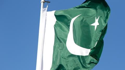 Pakistanische Flagge weht im Wind