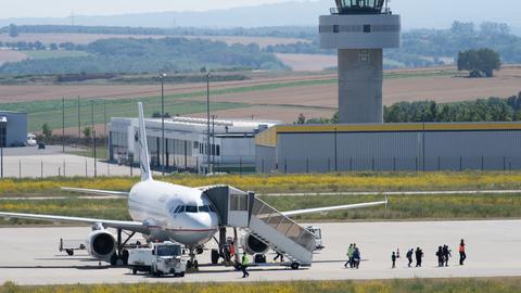 Menschen steigen aus einem Flugzeug der Aegean Airlines aus.