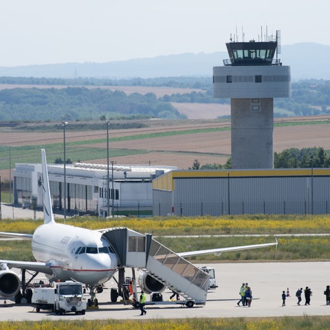 Menschen steigen aus einem Flugzeug der Aegean Airlines aus.