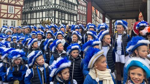 Mehr als 300 Narren waren in Fritzlar bei einem Zug zum Rathaus dabei.