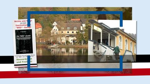 Collage aus einem Foto eines Flyers, einer Außenaufnahme eines Gebäudes, das an einem Fluss liegt und eines Mannes, der aus dem Haus die Treppen hinabsteigt. Der Hintergund ist grau-weiß gekachelt, davor liegt eine schwarz-weiß-rote Banderole, die sich mit den Bildern verbindet und in diese hineinscheint. 