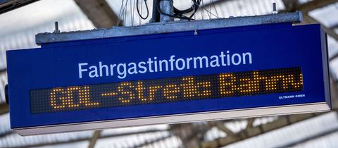 Eine Anzeigetafel für Fahrgastinformationen informiert im Bahnhof über Auswirkungen des GDL-Streiks.