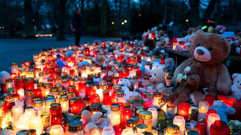 Blumen, Kerzen und Plüschbären im Park nach dem tödlichen Messerangriff in Aschaffenburg