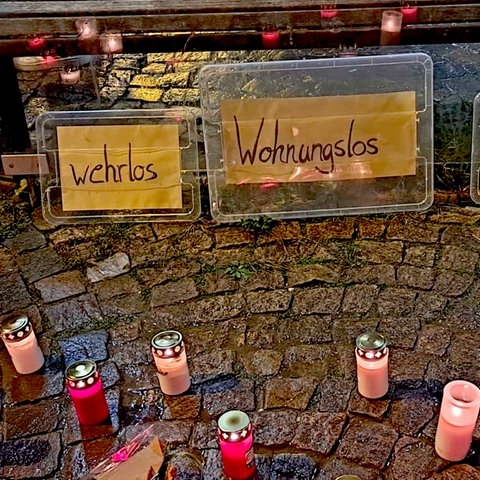 Kerzen und Tafeln mit der Aufschrift "Wehrlos, wohnungslos, schutzlos" wurden am Tatort am Darmstädter Luisenplatz aufgestellt.