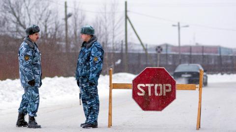 Zufahrt zu einer Strafkolonie in Russland. 