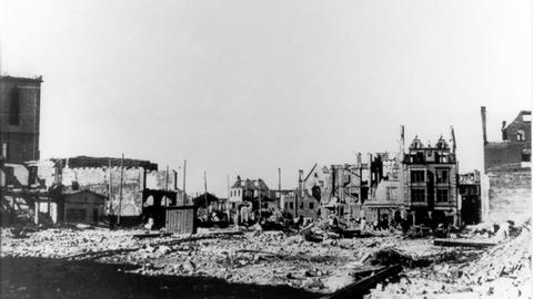 Skelette und Ruinen zerstörter Häuser in der Gießener Innenstadt nach der Bombennacht vom 6. Dezember 1944