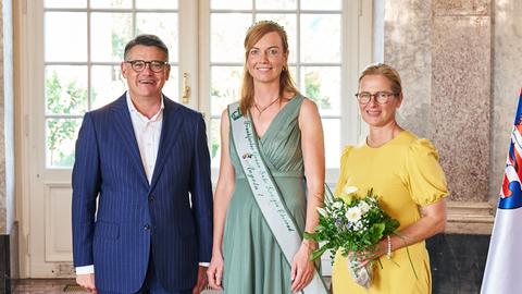 Ministerpräsident Boris Rhein, Grüne-Soße-Königin Angela I., Rheins Ehefrau Tanja (v.l.n.r.)