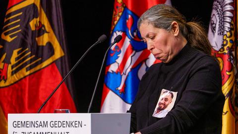 Emis Gürbüz, Mutter des ermordeten Sedat Gürbüz, spricht auf der Gedenkveranstaltung zum Jahrestag des rassistischen Anschlags in Hanau.